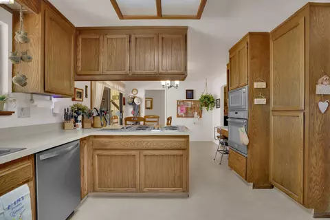 Kitchen - 944 Sherman Ln, Oakley, CA 94561 photo 3 of 4