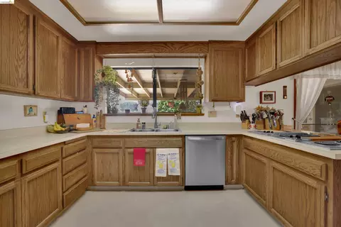 Kitchen - 944 Sherman Ln, Oakley, CA 94561 photo 2 of 4