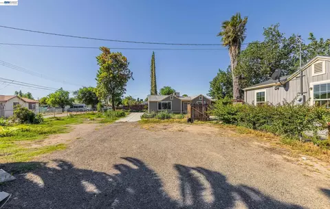 Exterior - 252 W Clover Rd, Tracy, CA 95376 photo 4 of 13