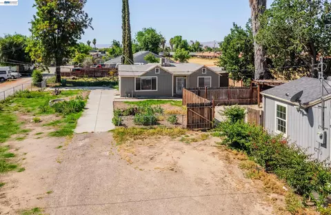 Exterior - 252 W Clover Rd, Tracy, CA 95376 photo 5 of 13