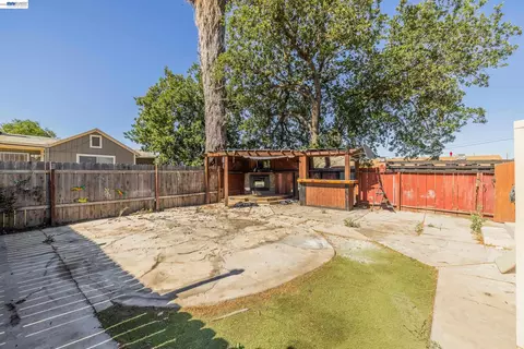 Exterior - 252 W Clover Rd, Tracy, CA 95376 photo 12 of 13