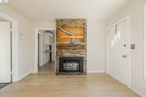 Living - 252 W Clover Rd, Tracy, CA 95376 photo 4 of 5