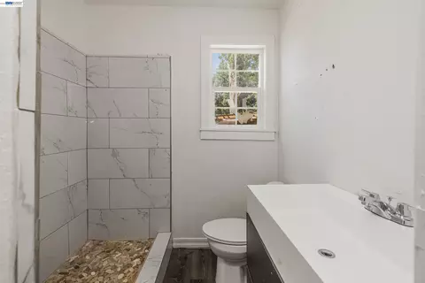 Bath - 252 W Clover Rd, Tracy, CA 95376 photo 4 of 4