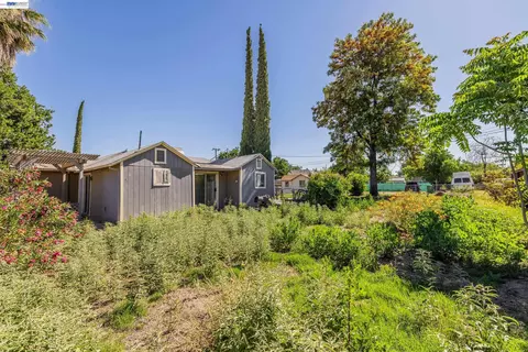 Exterior - 252 W Clover Rd, Tracy, CA 95376 photo 8 of 13