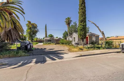 Exterior - 252 W Clover Rd, Tracy, CA 95376 photo 3 of 13