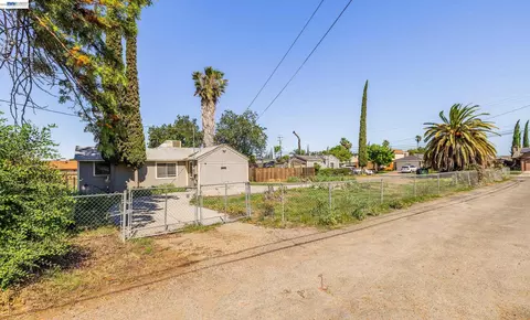 Exterior - 252 W Clover Rd, Tracy, CA 95376 photo 2 of 13