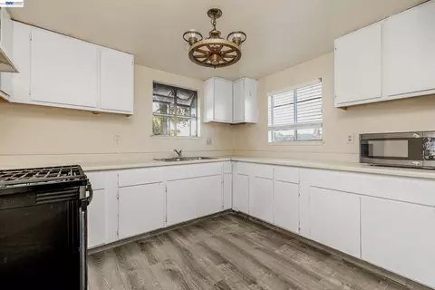 Kitchen - 252 W Clover Rd, Tracy, CA 95376 photo 1 of 2