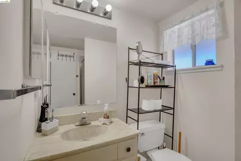 Bath - 2080 Ohara Ave, Oakley, CA 94561 photo 2 of 3