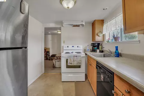 Kitchen - 2080 Ohara Ave, Oakley, CA 94561 photo 3 of 4