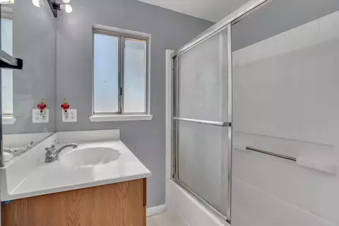 Bath - 2080 Ohara Ave, Oakley, CA 94561 photo 1 of 3