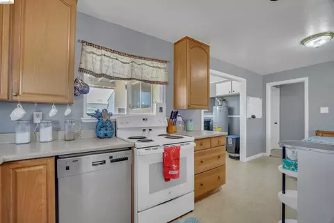 Kitchen - 2080 Ohara Ave, Oakley, CA 94561 photo 2 of 4