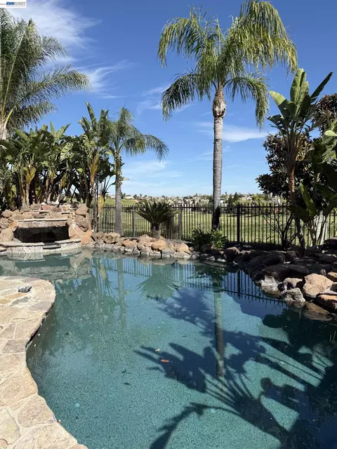 281 W Country Club Dr, Brentwood, CA 94513