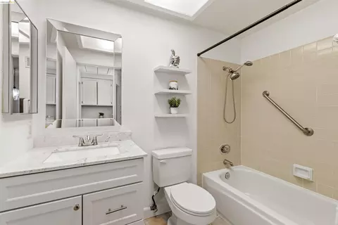 Bath - 2135 Rock Pass Pl, Martinez, CA 94553 photo 3 of 4