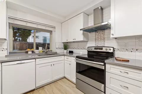 Kitchen - 2135 Rock Pass Pl, Martinez, CA 94553 photo 2 of 4