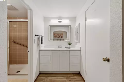 Bath - 2135 Rock Pass Pl, Martinez, CA 94553 photo 1 of 4