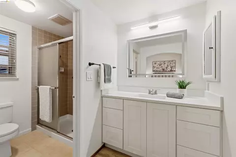 Bath - 2135 Rock Pass Pl, Martinez, CA 94553 photo 2 of 4