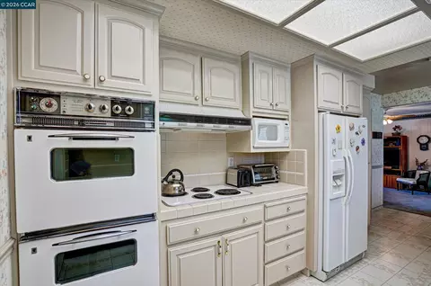 Kitchen - 2585 S Macarthur Dr, Tracy, CA 95376 photo 2 of 5
