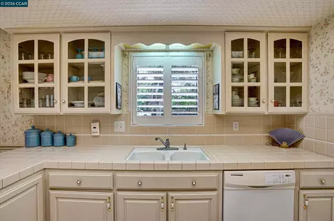 Kitchen - 2585 S Macarthur Dr, Tracy, CA 95376 photo 3 of 5