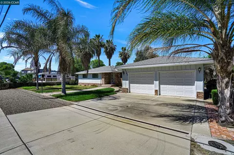 Exterior - 2585 S Macarthur Dr, Tracy, CA 95376 photo 2 of 8