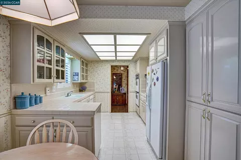 Kitchen - 2585 S Macarthur Dr, Tracy, CA 95376 photo 4 of 5