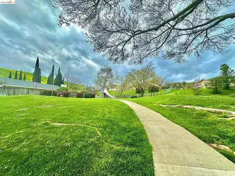 Exterior - 222 Manuel Ct, Bay Point, CA 94565 photo 6 of 8