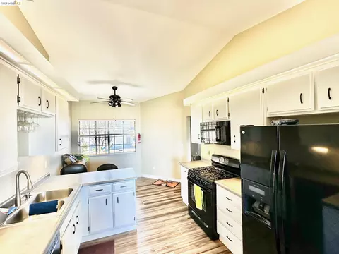 Kitchen - 222 Manuel Ct, Bay Point, CA 94565 photo 3 of 3