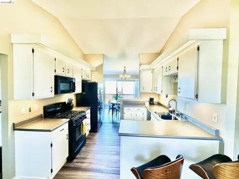 Kitchen - 222 Manuel Ct, Bay Point, CA 94565 photo 2 of 3