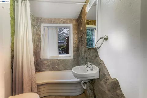 Bath - 2929 Kilkare Rd, Sunol, CA 94586 photo 1 of 1