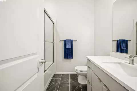 Bath - 2829 Tradewind Ct, Alameda, CA 94501 photo 2 of 3