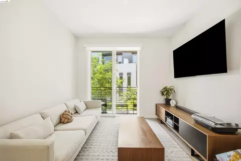 Living - 2829 Tradewind Ct, Alameda, CA 94501 photo 1 of 1