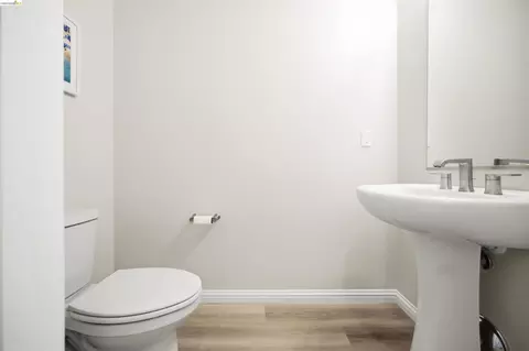 Bath - 2829 Tradewind Ct, Alameda, CA 94501 photo 1 of 3