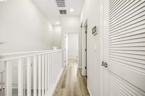 Entry Way - 2829 Tradewind Ct, Alameda, CA 94501 photo 7 of 9