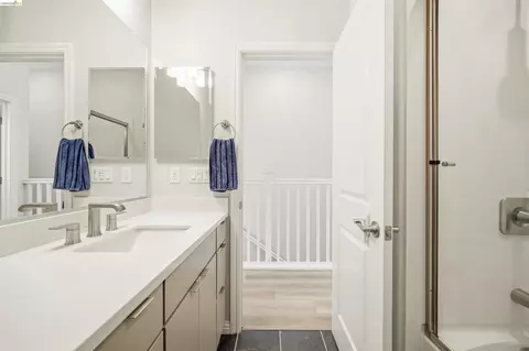 Bath - 2829 Tradewind Ct, Alameda, CA 94501 photo 3 of 3