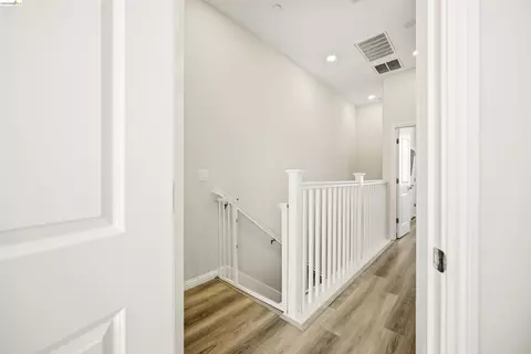 Entry Way - 2829 Tradewind Ct, Alameda, CA 94501 photo 6 of 9