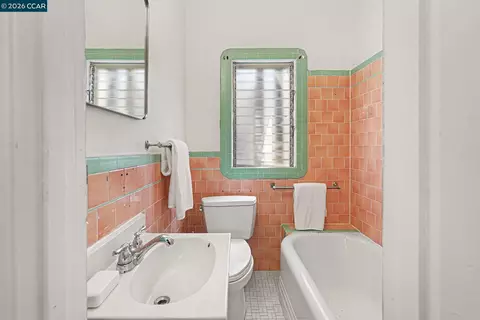 Bath - 2105 Mcgee Ave, Berkeley, CA 94703 photo 2 of 4