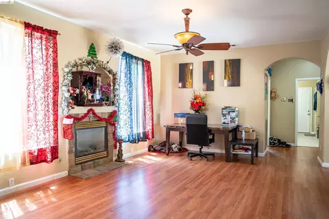 Living - 505 Tuscany Ct, Patterson, CA 95363 photo 2 of 3