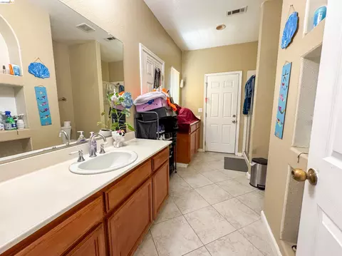 Bath - 505 Tuscany Ct, Patterson, CA 95363 photo 1 of 2