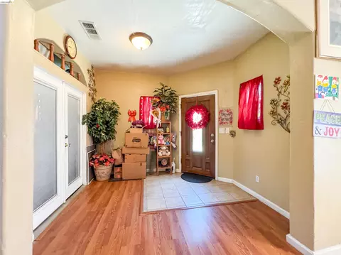 Entry Way - 505 Tuscany Ct, Patterson, CA 95363 photo 2 of 2