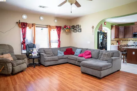 Living - 505 Tuscany Ct, Patterson, CA 95363 photo 3 of 3