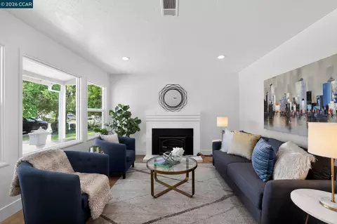Living - 501 Cross St, Lodi, CA 95242 photo 2 of 3
