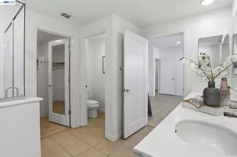Bath - 37630 Breakers Rd, Newark, CA 94560 photo 2 of 5