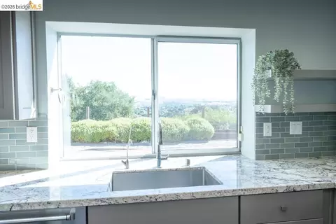 Kitchen - 126 Barington Dr, Vallejo, CA 94591 photo 4 of 4