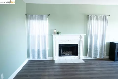 Living - 126 Barington Dr, Vallejo, CA 94591 photo 2 of 4