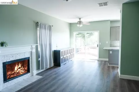 Living - 126 Barington Dr, Vallejo, CA 94591 photo 4 of 4
