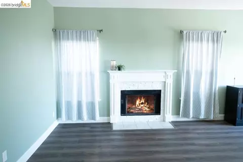 Living - 126 Barington Dr, Vallejo, CA 94591 photo 3 of 4