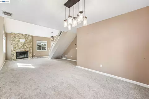 Living - 109 Crownpointe Dr, Vallejo, CA 94591 photo 4 of 6