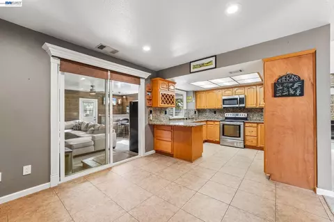 Kitchen - 109 Crownpointe Dr, Vallejo, CA 94591 photo 5 of 7