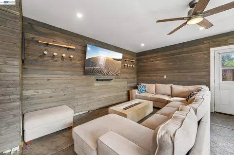 Living - 109 Crownpointe Dr, Vallejo, CA 94591 photo 6 of 6