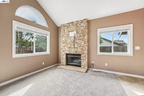 Living - 109 Crownpointe Dr, Vallejo, CA 94591 photo 3 of 6