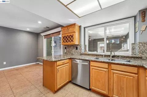 Kitchen - 109 Crownpointe Dr, Vallejo, CA 94591 photo 3 of 7